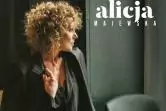 Alicja Majewska śpiewa piosenkę z 07 zgłoś się